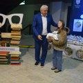 Uručeni poklon paketi knjiga posetiocima nedavno održanog Salona knjige i grafike
