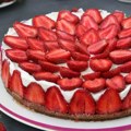 Torta sa jagodama i piškotama, recept za lagani letnji desert