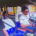 Isplivao dramatičan snimak nesreće: Vozač zaspao za volanom, autobus pun putnika zakucao se u zid (video)