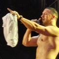 Baka Prase napravio lom! Skinuo majicu na nastupu pa zapalio masu: Na bini mu se pridružili ovi Jutjuberi