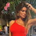 Bivša žena Duška Šarića "zapalila" Sen Trope, pozirala na ulici u ovom izdanju: Šlic do kuka, na struku prorez
