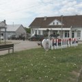 Meštani Neština i Vizića čekaju prva odobrenja za olakšan prelazak granice, blokada i dalje traje