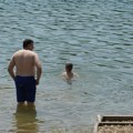 "Jel isplivala?" Kupači na Adi nisu ni slutili šta im pliva iza leđa, zverka zaronila, a onda nestala