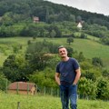 Naš pevač pobegao iz Beograda na Kosmaj i napravio kuću u prirodi: Gaji voće i povrće (foto)