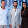 Šlic do kuka i duboki dekolte: Mina Milutinović stigla kod Đokovića na slavlje u izazovnom izdanju, podelila fotografije sa…