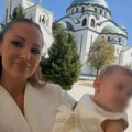 (Foto) Prija objavila prvi selfi sa ćerkom Arijom. Nakon krštenja ostavila snažnu poruku: "Volimo te Aki, tata i ja najviše na…