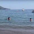 Braon fleka u plavom moru u Bečićima i hit komentari: „Je li cvetanje mora ili su go*na?“ (FOTO)