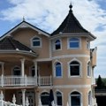 Selo Točka je najbogatije u Srbiji, 80% meštana živi „preko“, ali mnogi imaju po 2 dvorca u dvorištu