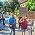 Stanari Kovanlučke ulice blokirali saobraćaj i poručili sa protesta: Izgradite trotoar da deca mogu bezbedno do škole