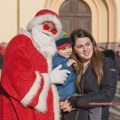 Na Trgu slobode održana povorka Deda Mrazova kroz grad i manifestacija Novogodišnje čarolije [FOTO] Zrenjanin - Novogišnje…