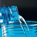 Litar flaširane vode sadrži četvrt miliona komada nanoplastike