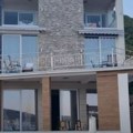 (Foto): Ovo je kuća našeg folkera koju prodaje za milion i po evra: Sve je u staklu i kamenu, a smeštena je pored mora