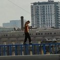 Hoda po ogradi Brankovog mosta! Zastrašujući snimak iz centra grada, ljudi gledaju u čudu i strahu (video)