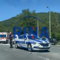 Silovit sudar kod Lučana vozila i motora: Vozač dvotočkaša povređen i prebačen u bolnicu (FOTO)(VIDEO)