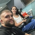 (Foto): Bogdana Ražnatović bez brusa u majici na bretele: Prelepa bez šminke na aerodromu, Veljko pored nje: "109 KG"