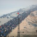 (Foto) Palestinci se vraćaju na sever Gaze: Potresni prizori sa Bliskog istoka, desetine hiljada ljudi na putu ka porušenim…