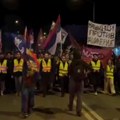 „Moćnom rukom vodi, brani…“: Pogledajte kako su studenti pevali himnu Srbije dok su ulazili u Novi Sad (VIDEO)