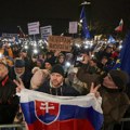 Desetine hiljada demonstranata izašlo na ulice u Slovačkoj protiv premijera Roberta Fica