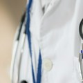 Počela isplata uvećanih zarada Ovoliko sada zarađuju lekar specijalista, medicinska sestra i lekar opšte prakse