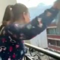 Pevačica sa terase baca smeće na ulicu! Javnost šokirana njenim postupkom, osuli drvlje i kamenje: "Kakvo nevaspitanje"…
