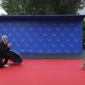 Edi Rama pao na kolena pred jednom od najmoćnijih žena Evrope, ona mu poletela u zagrljaj Hit scena u Tirani: Kiša pljušti…