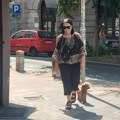 Paparaco! Od toplote se drži za glavu, a ni psu nije lako! Uhvatili smo Ljiljanu Blagojević dok šeta s kućnim ljubimcem po…