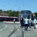 Novi plavi tramvaj ispao iz šina, blokirana Autokomanda