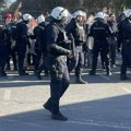 Policija rastjerala prosvjednike u Beogradu, uhitila vozača autobusa i studente