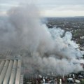 Veliki požar u fabrici u Engleskoj, gust dim širi se okolinom, više od 80 vatrogasaca na terenu