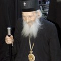 Ljudi i dalje u čudu na grobu patrijarha Pavla: Narod ga posećuje, pali sveće i tiho šapuće...