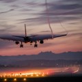 Drama na aerodromu u SAD: Avion se pri sletanju zakucao u kamion i stub za rasvetu VIDEO