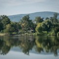 "Српски Малдиви" на сат времена од Београда: Скривено језеро са Штрумф селом и рајском плажом као из бајке