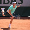 Kecmanović poveo, pa stao... Srpski teniser eliminisan sa Rolan Garosa