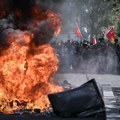 Eskalirali protesti u Francuskoj: Gore škole; Direktor poliven benzinom; Šokantni snimci masovnih nereda VIDEO