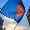 Šta simbolizuje zastava Supermena koju možemo videti na protestu protiv nasilja