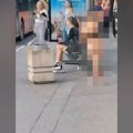 Potpuno gola devojka šeta Beogradom, ušla i u gradski prevoz: Prolaznici skamenjeni: "Treba joj pomoć" video