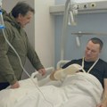 Gašić posetio povređene policajce u Urgentnom centru