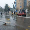 "Samo na dva minuta": Bahati vozač u Novom Sadu parkirao auto nasred ulice, pa "skoknuo" do prodavnice (video)