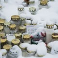 Dan žalosti u Finskoj, građani Vanta ostavljaju cveće ispred škole u kojoj je ubijen učenik