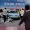 Električni automobil pregazio posetioce na sajmu u Kini VIDEO