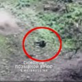 Epski Snimak borbe ruskog vojnika u Ukrajini: Ranjen uništava dva drona i spasava živu glavu (video)
