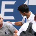 Novak pogodi sudiju - izbace ga, amerikanac ženu na tribinama - prođe bez kazne! Teniski stručnjak otkrio zbog čega je to…