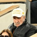 Čuveni milijarder i kum poznate srpske pevačice gledao Novakov meč! Napadao Srbina u prošlosti, pa se pojavio na tribinama…