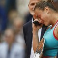 Arinine suze na ceremoniji: ''Ovo mnogo boli''