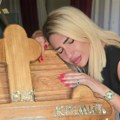 Evo gde je jovana bila kad joj je otac preminuo Voditeljka slomljena od bola: "Niko nije primetio"