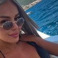 Ubitačan dekolte Nataše Rodić: Sestra Bogdane Ražnatović u crnoj haljini mami uzdahe na moru: U ovakvom je izdanju još niste…