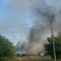 (Video) Bukti veliki požar u batajnici: Kulja crni, gust dim, vatrogasci na terenu: Vatra se širi