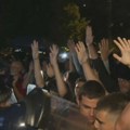 Kordon Žandarmerije i Interventne gura građane ispred prostorija SNS-a, okupljeni podigli ruke uvis
