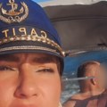 Jovana Jeremić sa misterioznim muškarcem na jahti: Pije šampanjac i nosi kapetansku kapu - tek da vidite kupaći: "stvarno grmi"…