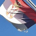 Poderana zastava Srbije vijori se na niškoj Tvrđavi, nadležni ne vide